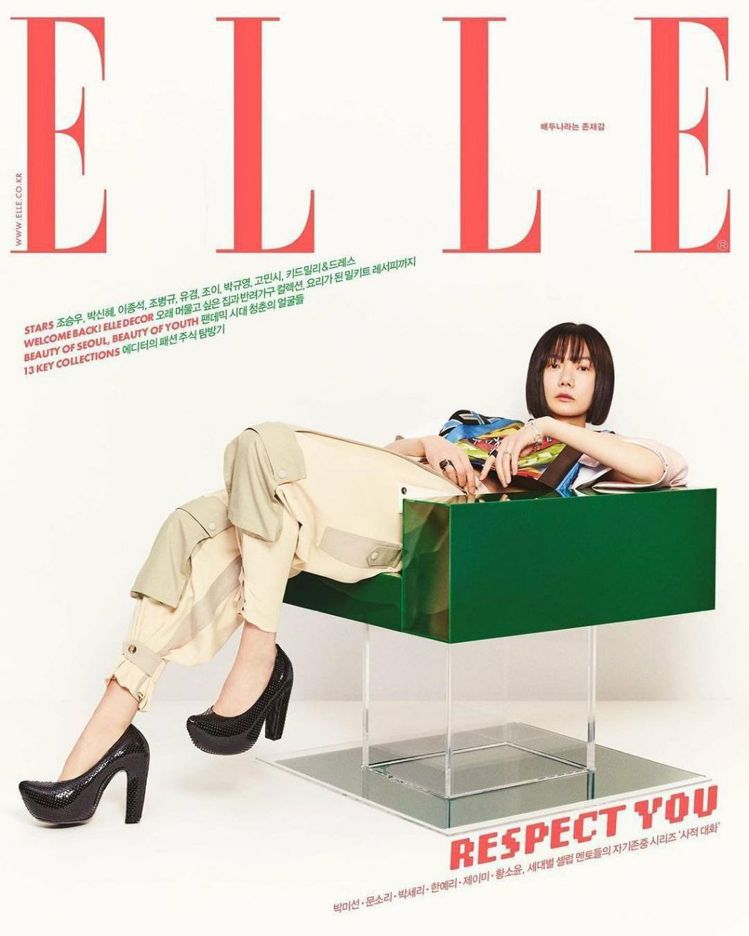 裴斗娜在韓版「ELLE」詮釋2021春夏工裝褲的中性剪裁以及靈感來自木屐造型的黑色跟鞋。圖／取自IG