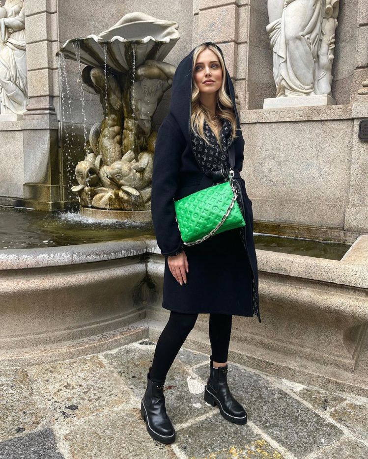 義大利網紅Chiara Ferragni以Coussin手袋巧遮孕肚。圖／取自IG