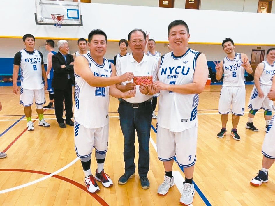 陳自諒(左)不僅是籃球迷，也是球評，平常休閒就是每周打籃球。圖／陳自諒提供