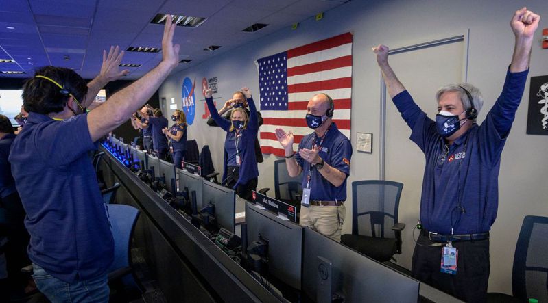 激动欢唿 NASA加州喷射推进实验室的火星探测器「毅力号」小组成员十八日得知探测器安全降落火星表面后，高兴地振臂欢唿。（法新社）(photo:UDN)