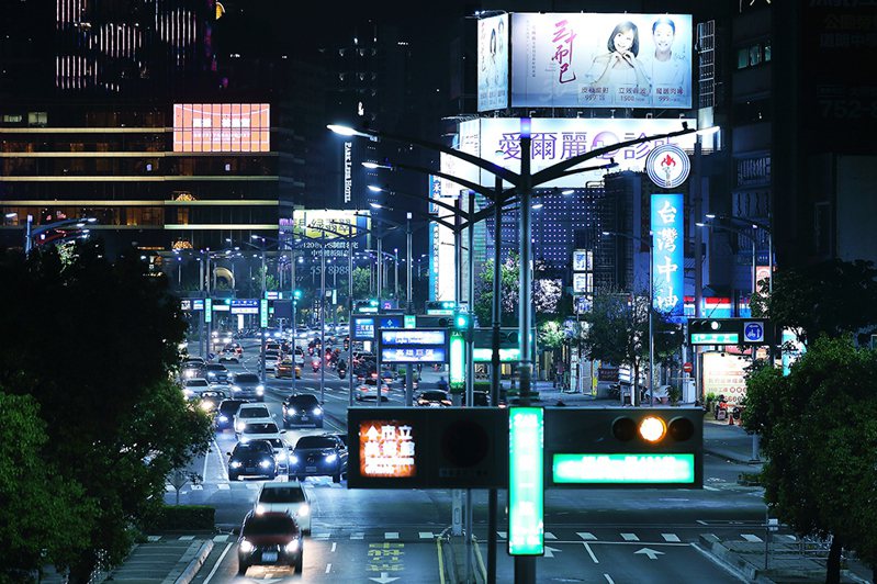 路口智能路燈結合號誌燈牌一體成型，未來還將導入環境感測等功能。（攝影/Carter）
