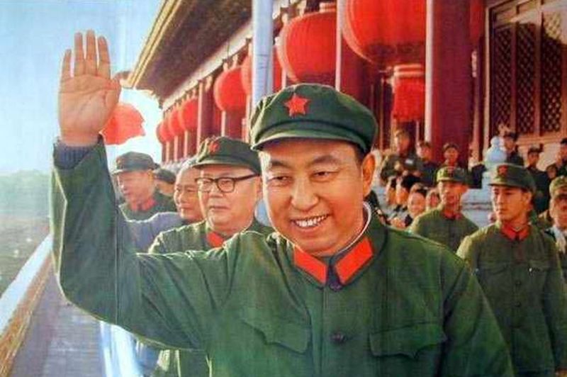 華國鋒（舉手者）1976年在毛澤東過世後接任中共中央主席，40年前遭逼宮辭任，如今在百年誕辰之際，獲「正名」機會。新華社