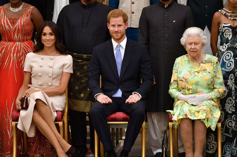 英國伊莉莎白女王、孫子哈利與孫媳梅跟何影，攝於2018年6月。路透