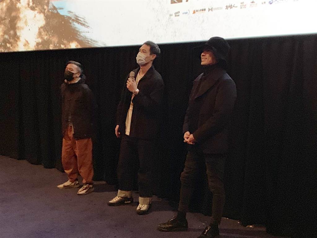 林哲熹（右起）看「複身犯」口碑場被楊祐寧和導演蕭力修抓包上台。圖／牽猴子提供