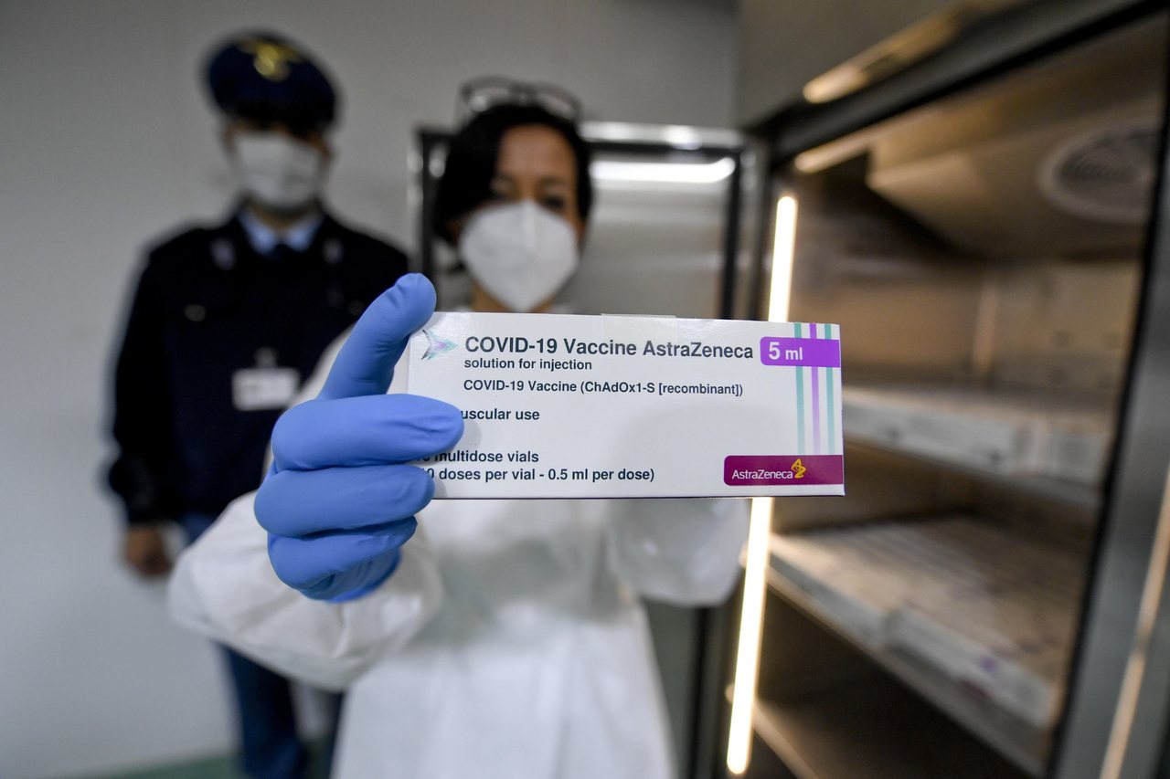 義大利那不勒斯的醫護人員展示AZ新冠疫苗。（歐新社）