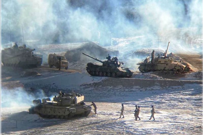解放軍和坦克部隊開始自班公湖前線撤離。圖／印度斯坦時報