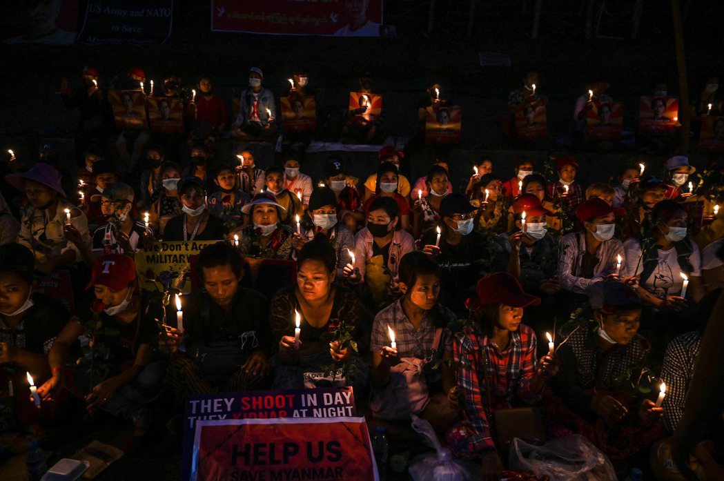 圖為2月21日示威者在仰光燃起蠟燭抗議政變。  圖／法新社 