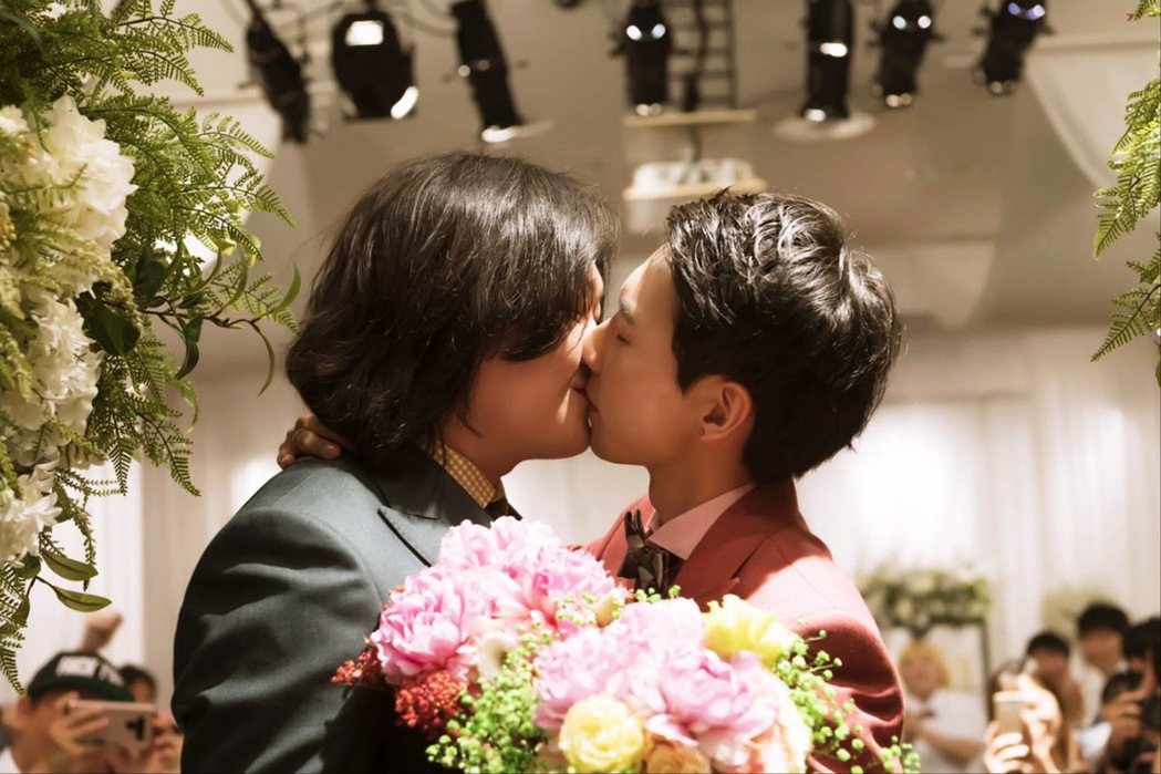「真心相愛的兩人，依然是健保上的陌生人...」南韓的一對同志伴侶金勇敏（右）與蘇...