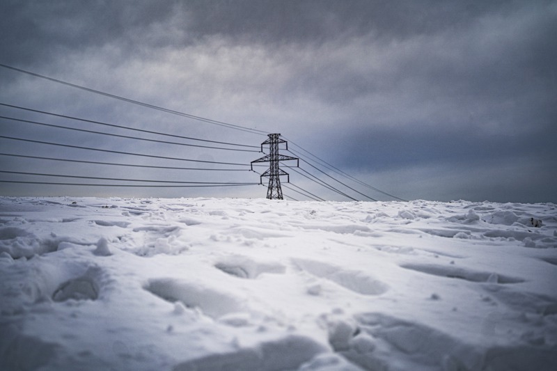 美國德州2月中出現攝氏零下18-25度超低溫，由於用電量高漲造成電網不堪負荷，16日一度出現400多萬戶大停電。圖為18日的達拉斯市區電線桿。圖／紐約時報