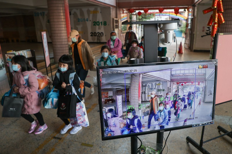 高中以下各級學校今天開學，台北市各國中小校門口均配有熱顯像儀，學生進入校園時會自動測量體溫，一旁並有老師提醒學生戴好口罩。記者余承翰／攝影