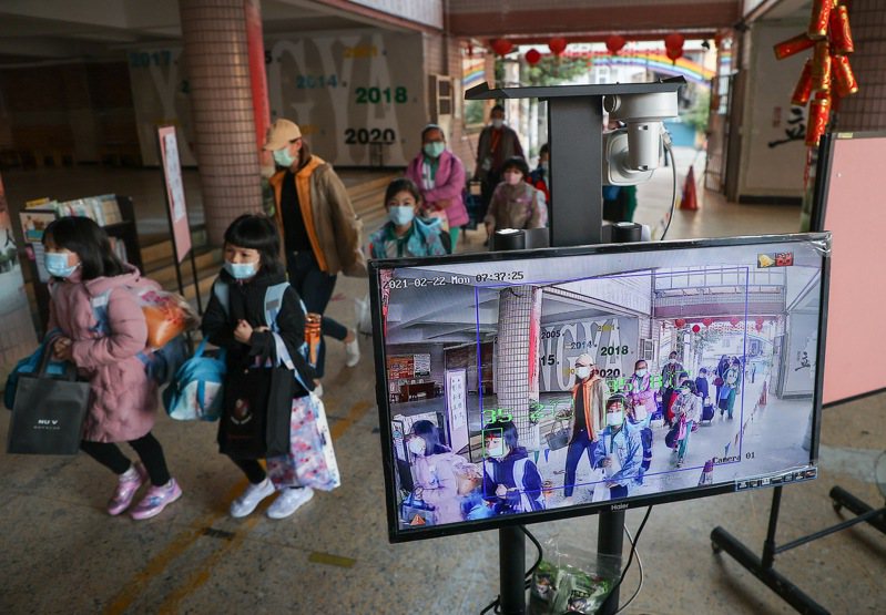 高中以下各級學校今天開學，台北市各國中小校門口均配有熱顯像儀，學生進入校園時會自動測量體溫，一旁並有老師提醒學生戴好口罩。記者余承翰／攝影