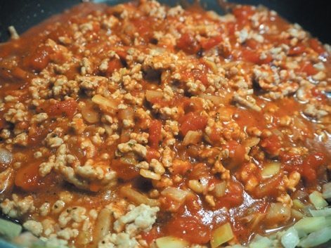 英倫牧羊人派：加入切碎番茄罐頭和紅醬調味料，煮滾後收汁。 圖／健行文化 提供