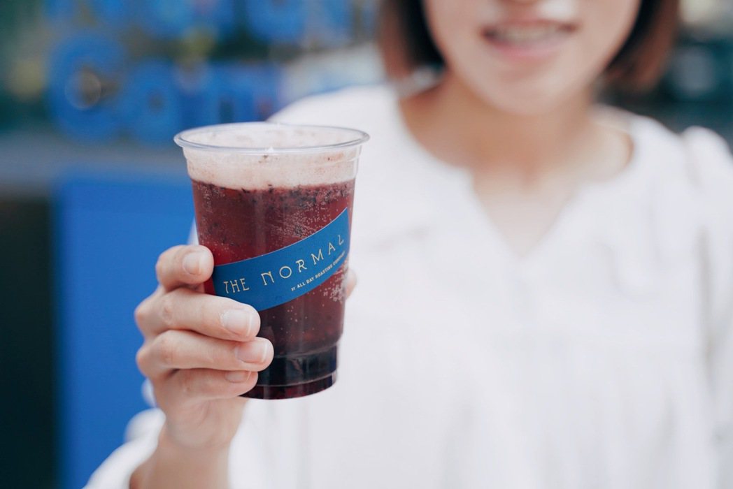 THE NORMAL呼應藍莓主題研發「藍莓泡泡咖啡特調」，加入帶有莓果風味的衣索...