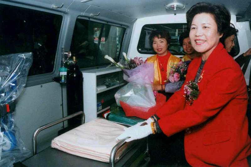 柯媽媽柯蔡玉瓊當年代表中華民國車禍受難者救援協會捐贈救護車給北市消防局。圖／聯合報系資料照片