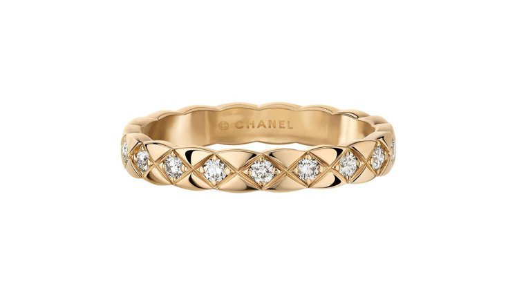 COCO CRUSH 18K Beige米色金鑲鑽窄版戒指，11萬元。圖／香奈兒提供