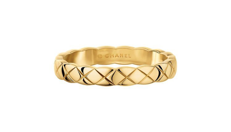 COCO CRUSH 18K黃金窄版戒指，42,000元。圖／香奈兒提供