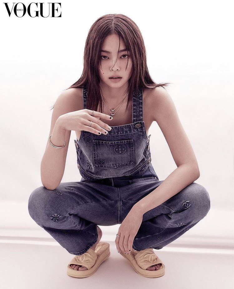 Jennie配戴香奈兒COCO CRUSH系列珠寶登上韓國時尚雜誌。圖／取自IG @jennierubyjane
