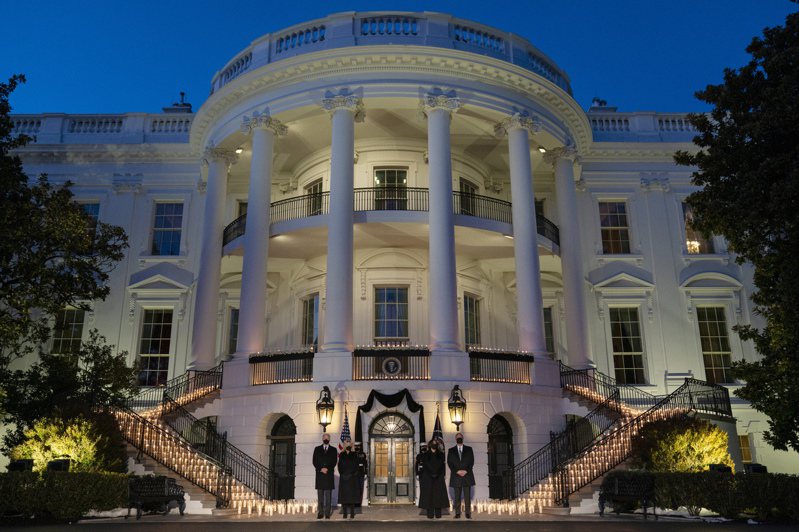 美國總統拜登夫婦（左）及副總統賀錦麗夫婦22日在白宮參加為50萬新冠死者默哀儀式。美聯社