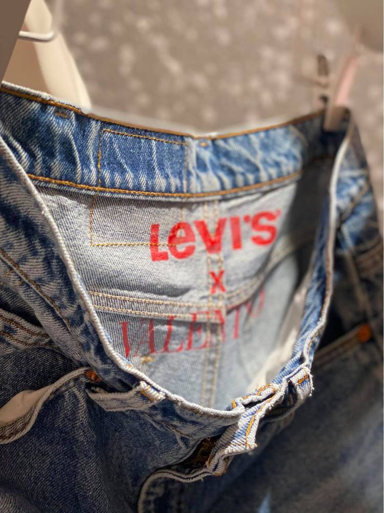 本季還有與Levi’s聯名的1969 - 517經典小喇叭牛仔褲，特別打造的獨一...