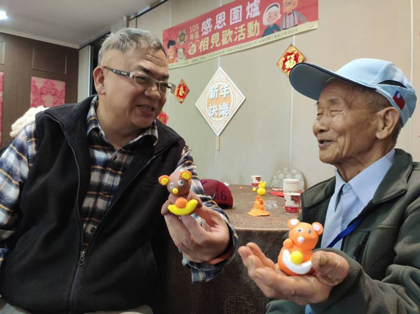 60歲阮慶華（左）公務員退休後投入認養人與志工，4年來已服務上百位榮民榮眷。
...