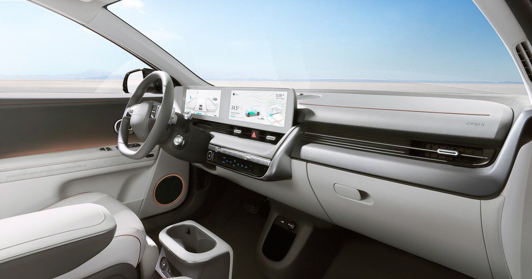 全新Hyundai IONIQ 5內裝配置了雙12吋全數為儀表與中控台觸控螢幕。...