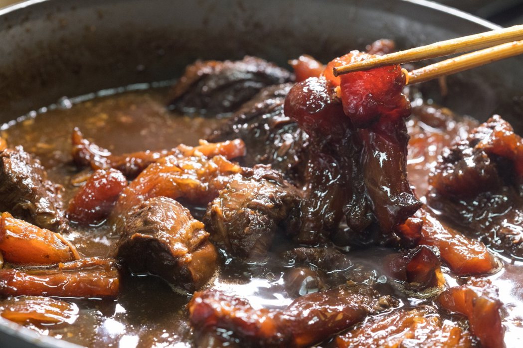 詹宏志的紅燒牛肉需要費時間慢慢料理，是一道充滿文化意涵的美饌。圖／陳立凱攝影