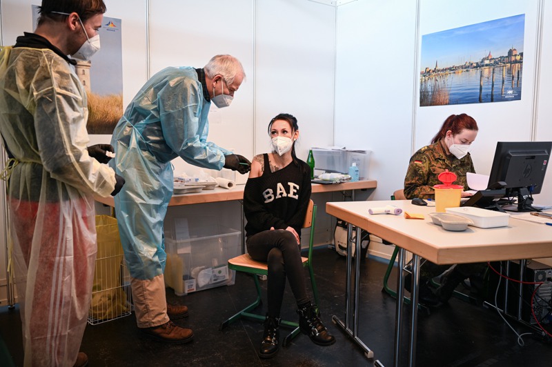 德國東北部羅斯托克一名醫療照護人員十二日接種第一劑阿斯特捷利康疫苗。紐約時報