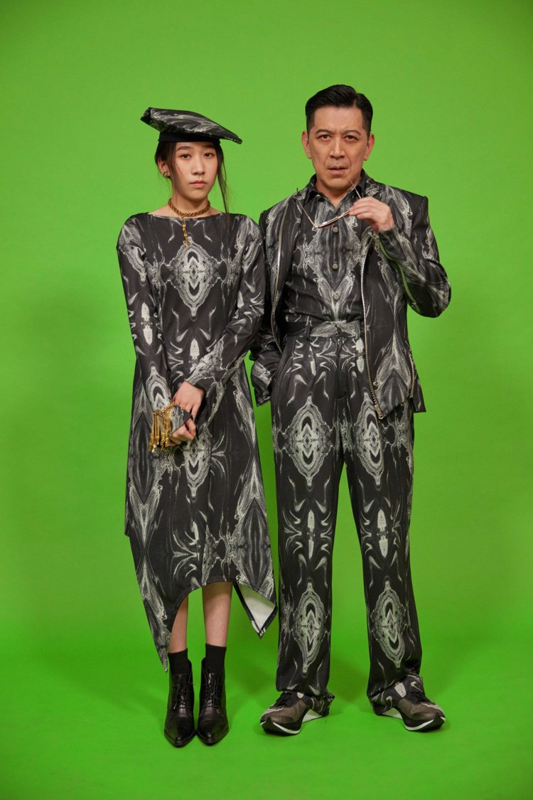 演員高捷和女兒高愛詮釋JENN LEE秋冬印花服飾。圖／JENN LEE提供