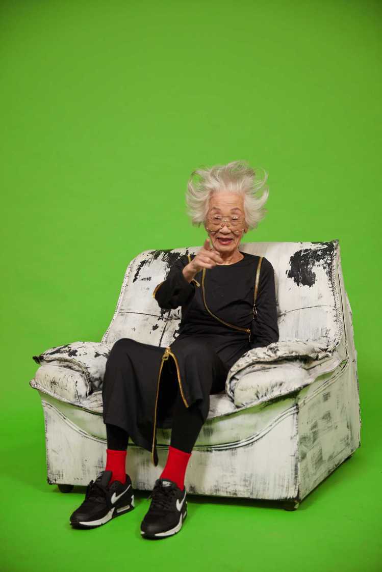 93歲的時尚潮嬤郝雲娟詮釋JENN LEE金屬拉鍊洋裝，以梳高銀白髮搭配霸氣紅唇。圖／JENN LEE提供
