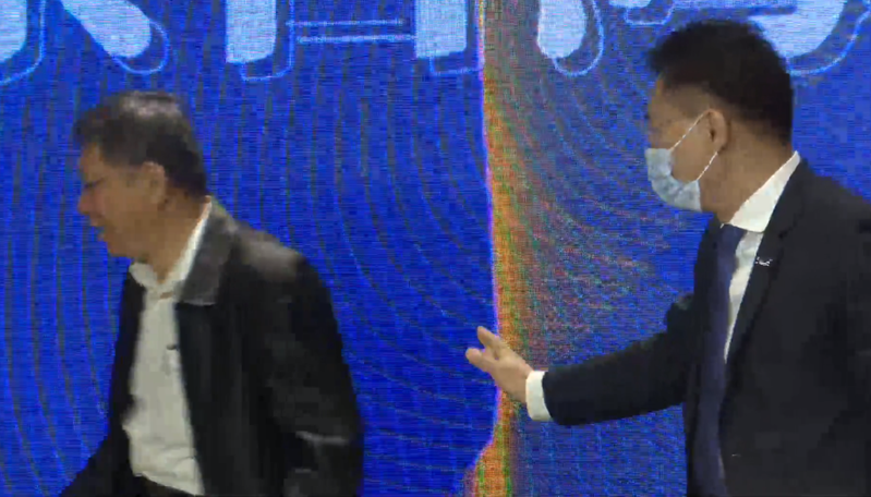 國民黨今舉行「願景台灣2030」論壇，黨主席江啟臣與台北市長柯文哲同台，兩人互動備受關注。圖／取自國民黨臉書直播畫面