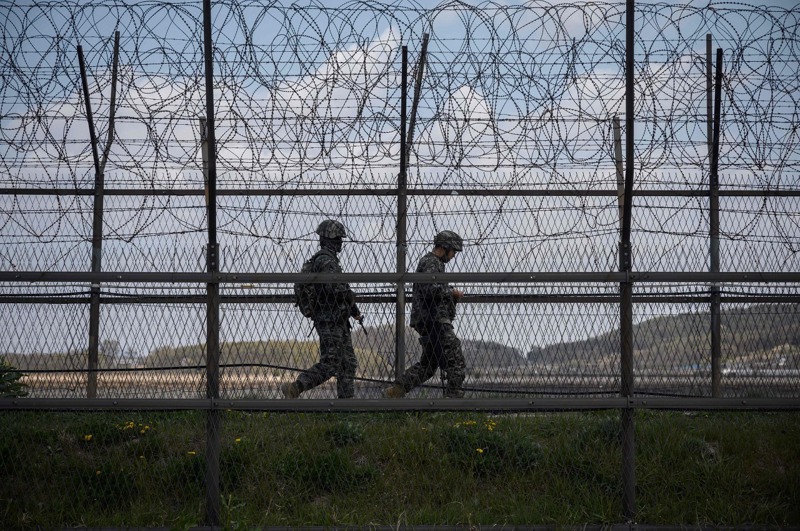 南韓16日發生脫北者「散步歸順」事件，負責該處陸海邊境警備的南韓陸軍第22步兵師紀錄不良，曾鬧出「敲門歸順」與「鐵柵欄歸順」事件。資料畫面。法新社