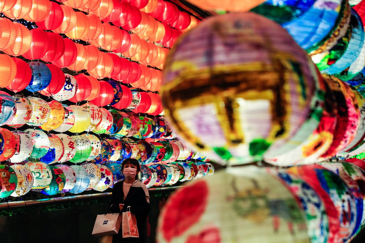 明天是農曆正月十五，也是俗稱的元宵節。圖為台北商圈街景。