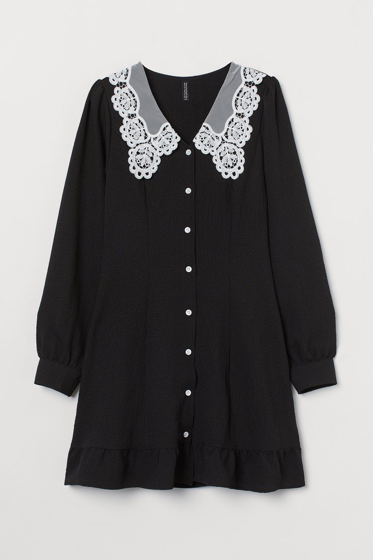 H&M♡NiziU系列蕾絲領口連身裙999元。圖／H&M提供