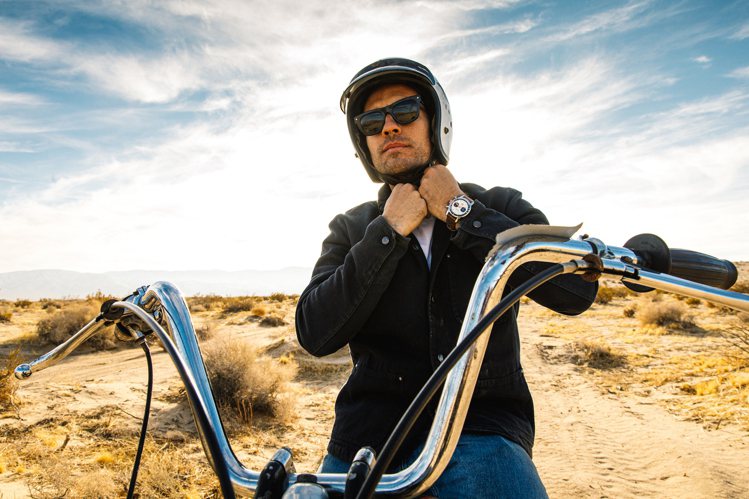 百年靈與澳洲生活風格品牌合作Deus Ex Machina，為品牌帶來摩托車、滑...