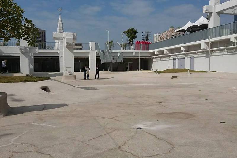 河樂廣場刻意營造出少見的都會區水景，誰能想得到，去年3月才啟用的廣場因為缺水旱象停止供水，只剩一片乾涸的白色廣場。圖／讀者提供