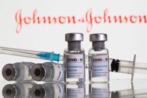 美國食品藥物管理局（FDA）24日公布分析報告，指嬌生集團研發的單劑疫苗安全有效，可望在27日核准使用。路透