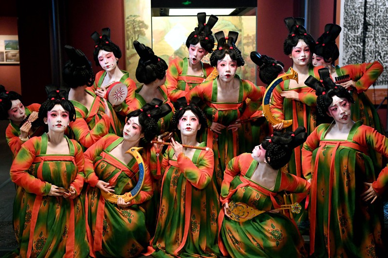 河南衛視展現唐朝歷史文化的舞蹈節目《唐宮夜宴》，相關話題在微博有超過一億次閱讀量。新華社
