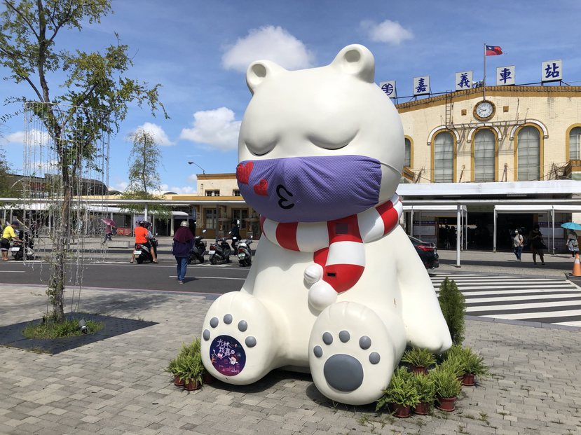 到了嘉義火車站，可看到廣場有高達3公尺高的沉睡大白熊公仔。 圖／市府提供