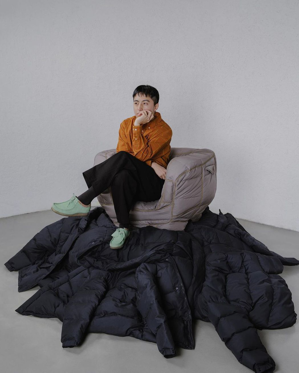 Jinyeong Yeon把賣不完的羽絨外套，製造成沙發。圖／Jinyeong ...