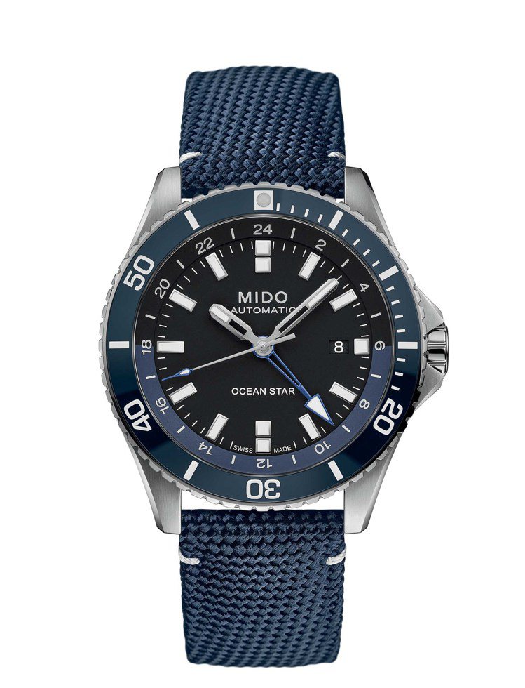 配有藍色特殊織物表帶的MIDO海洋之星GMT腕表，從面盤、表圈、表帶，以沈穩的藍色一以貫之，大秀紳士風範。圖 / MIDO提供。