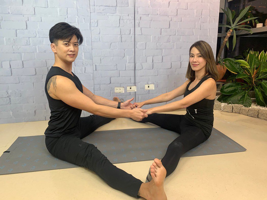 黃瑄（右）、劉奕在鳳凰直播分享居家運瑜珈動作，要跟粉絲一起減重。圖／民視提供