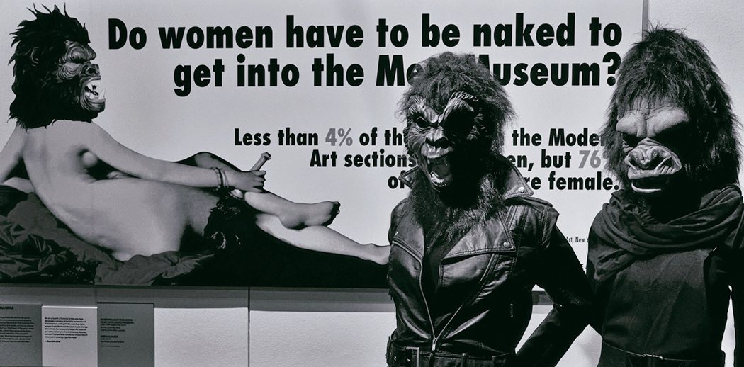 《Do women have to be naked to get into the Met.Museum?》Guerrilla Girls, 1989 倫敦V&A Museum。圖文來源： 積木文化《20XX年革命家設計課──夢想、推測、思辨，藝術家打造未來社會的實踐之路》長谷川愛 著