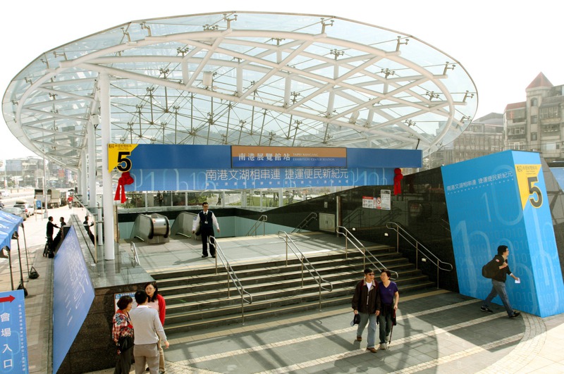 捷運南港線東延段通車典禮，2011年02月27日在南港展覽館站舉行，圖為站區貝殼造型的5號出口。圖／聯合報系資料照片