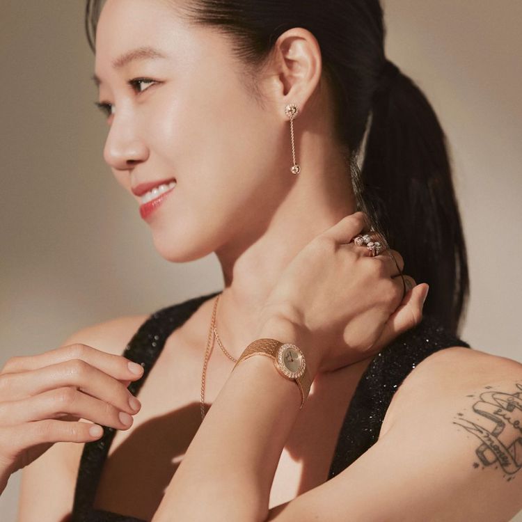 身為伯爵（PIAGET）亞洲品牌代言人，孔曉振手上的Extremely Lady黃金腕表，以宮廷式雕刻表帶，展現溫暖貴氣魅力。圖 / 翻攝自instagram。