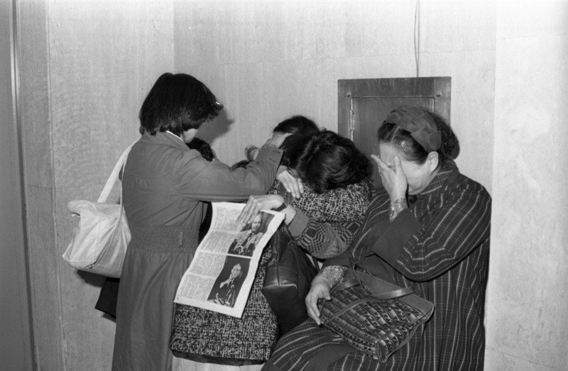 省議員林義雄家中1980年2月28日發生慘絕人寰的血案，家中母親與一對雙胞胎女兒皆遭兇手殺害，親友得知噩耗後於醫院內抱頭痛哭。圖／聯合報系資料照片