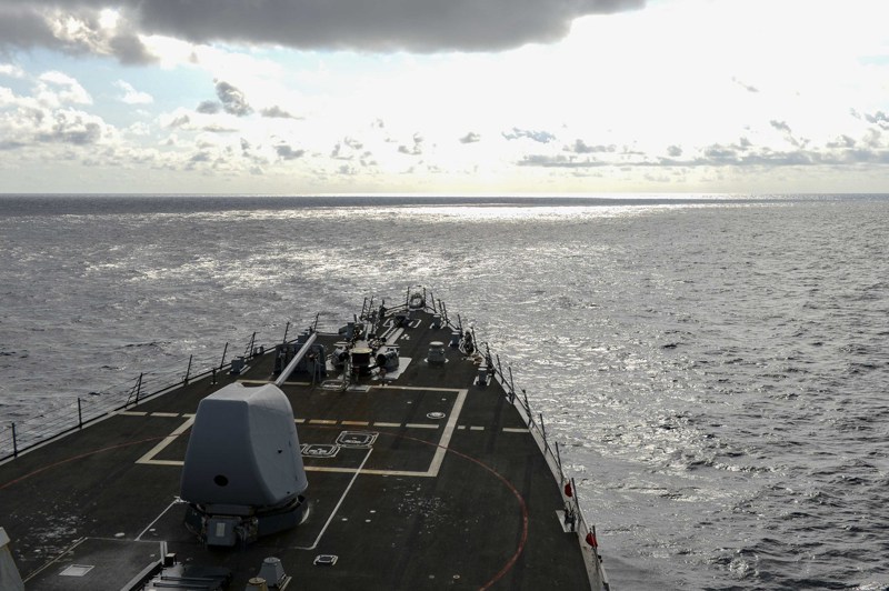 美國海軍神盾級驅逐艦拉塞爾號17日航行南海。圖／第七艦隊提供