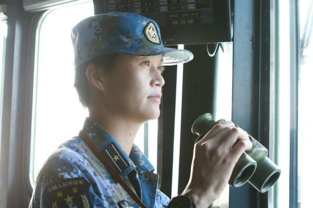 中國解放軍首位女艦長韋慧曉執勤時的模樣。圖／取自騰訊