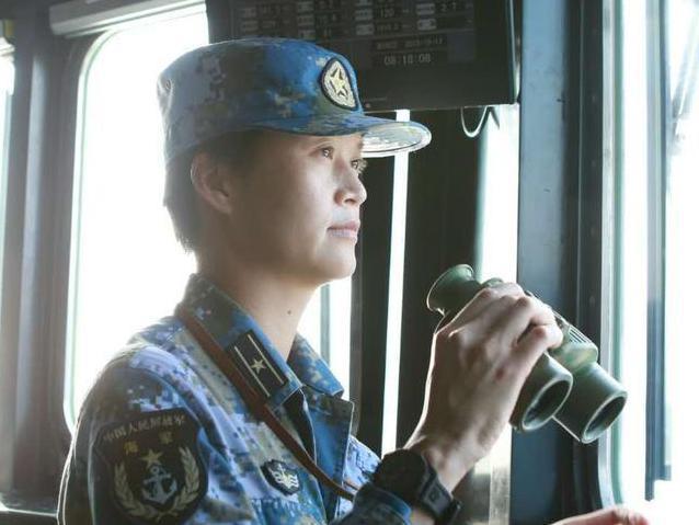 中國解放軍首位女艦長韋慧曉執勤時的模樣。圖／取自騰訊