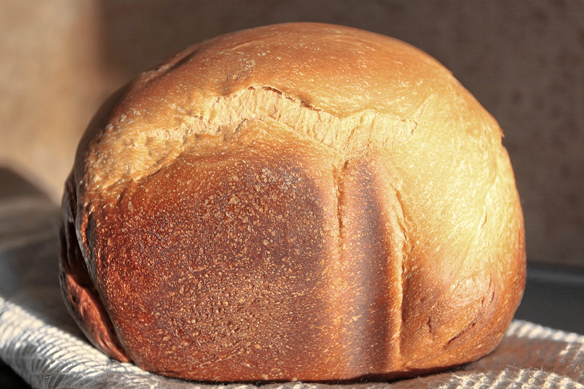 剛出爐的麵包總是香噴噴，令人食指大動，但傳言「麵包剛出爐時，還處於高溫狀態，麵包的酵母還沒完全消失，這時吃熱麵包會將有害人體的致癌物質吃下肚。」這是真的嗎？