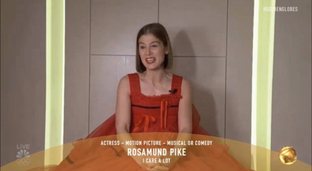 蘿莎蒙派克奪金球獎「音樂喜劇類最佳女主角」。圖／摘自YouTube影片